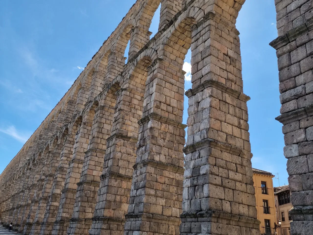 Arcos del Acueducto de Segovia desde abajo