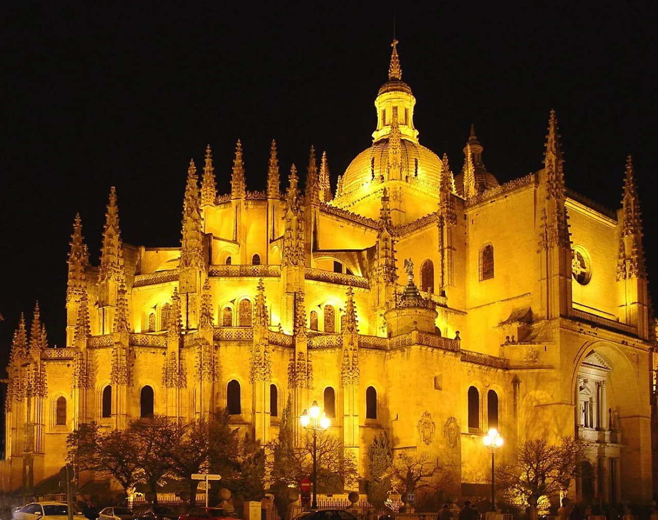 Catedral de Segovia iluminada de noche