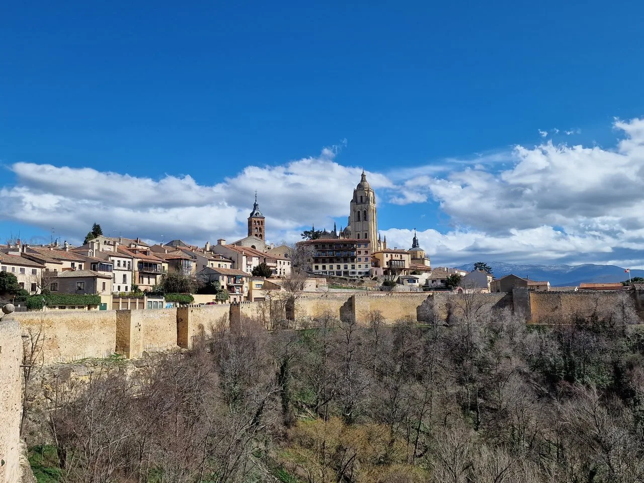 Vista de Segovia con la catedral sobre la muralla