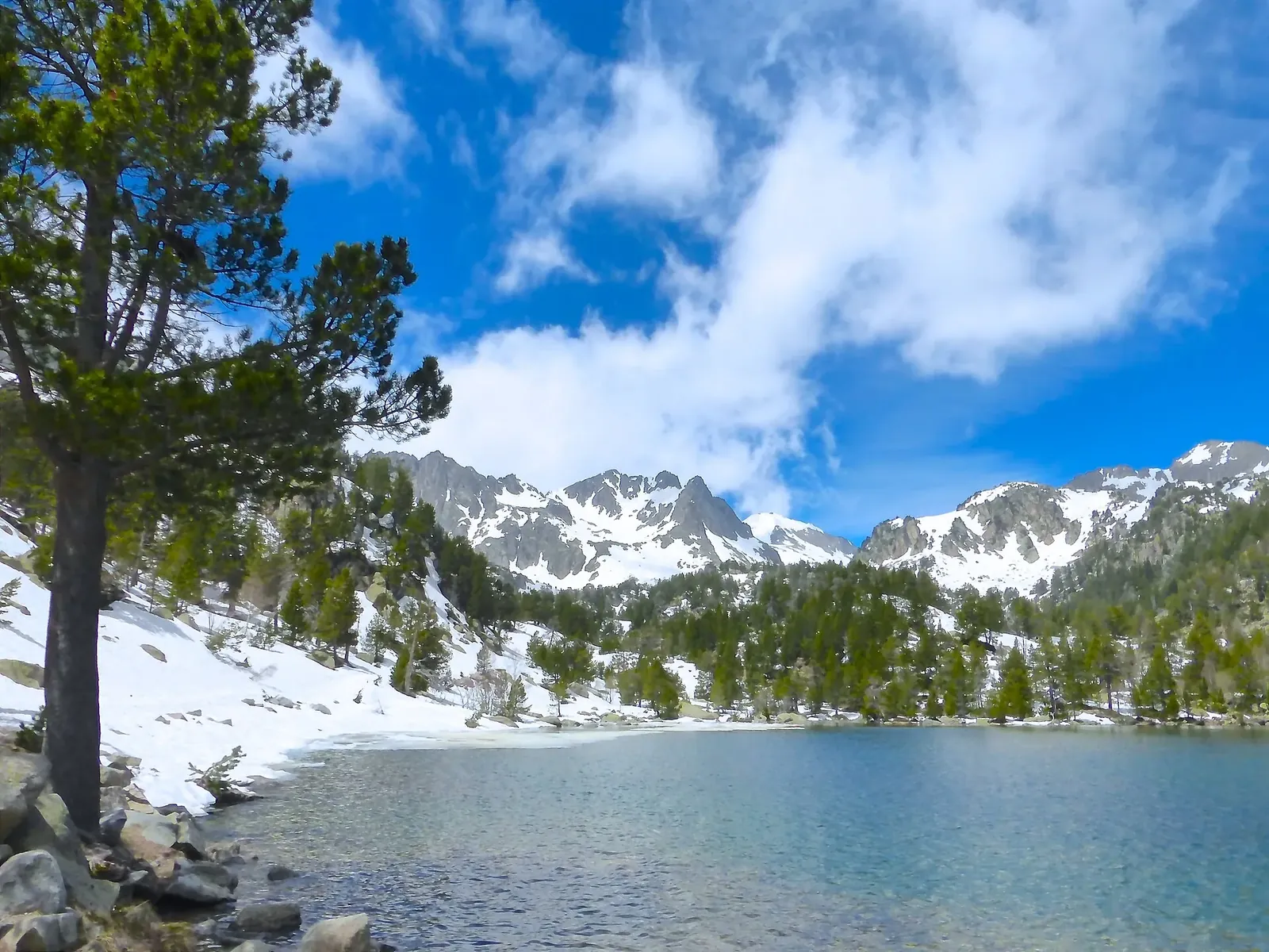 Estany de Ratera con montañas nevadas al fondo