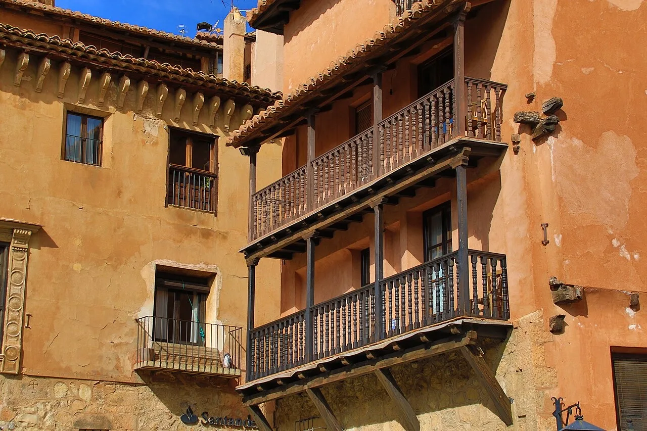 Casas con balcones de madera en Albarracín