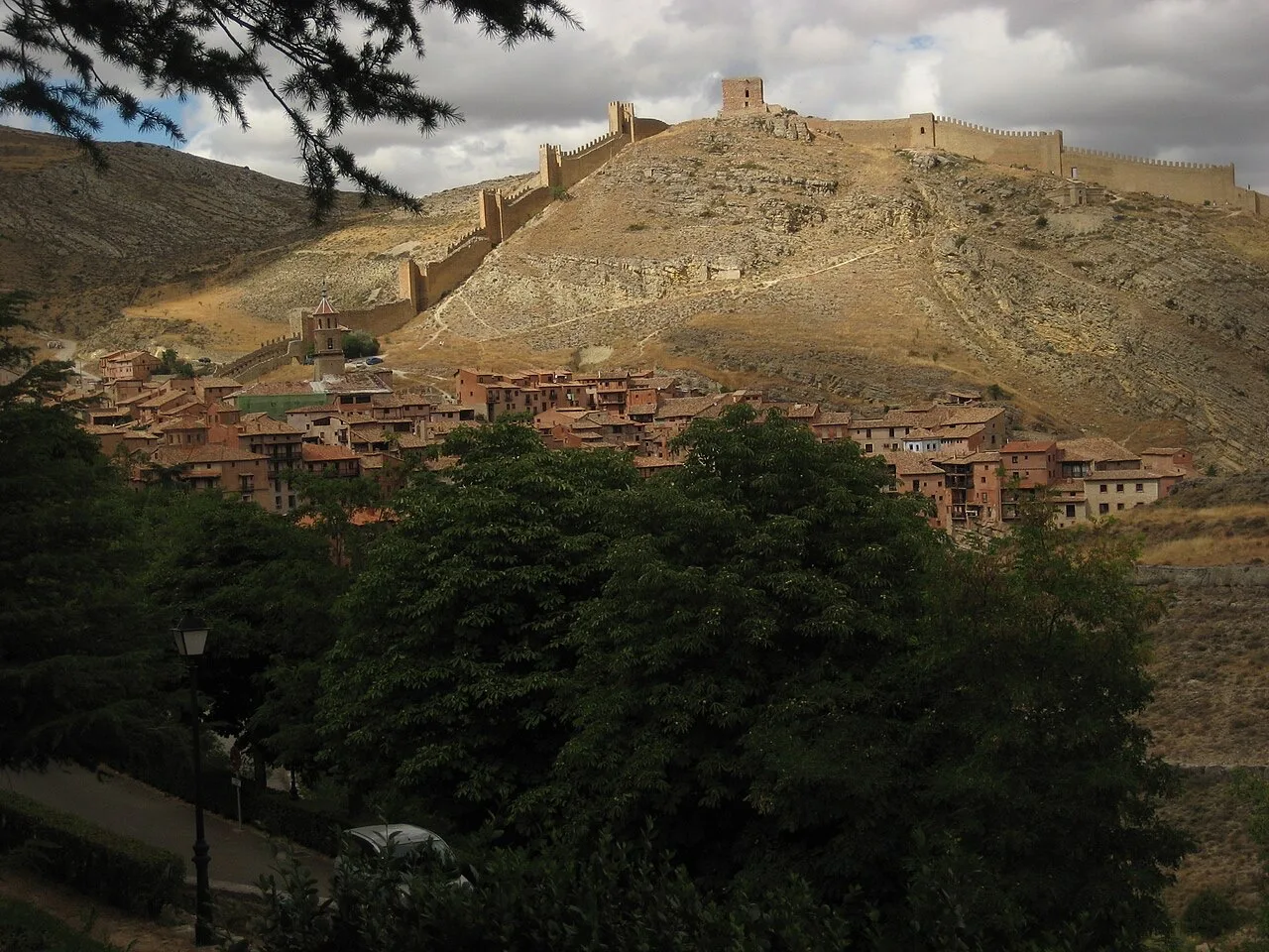 Muralla de Albarracín subiendo por la montaña