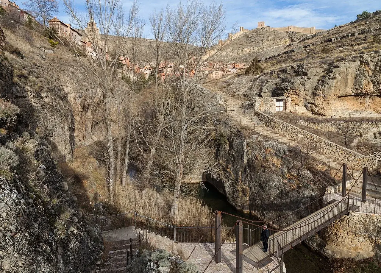 Paseo junto al río Guadalaviar en Albarracín
