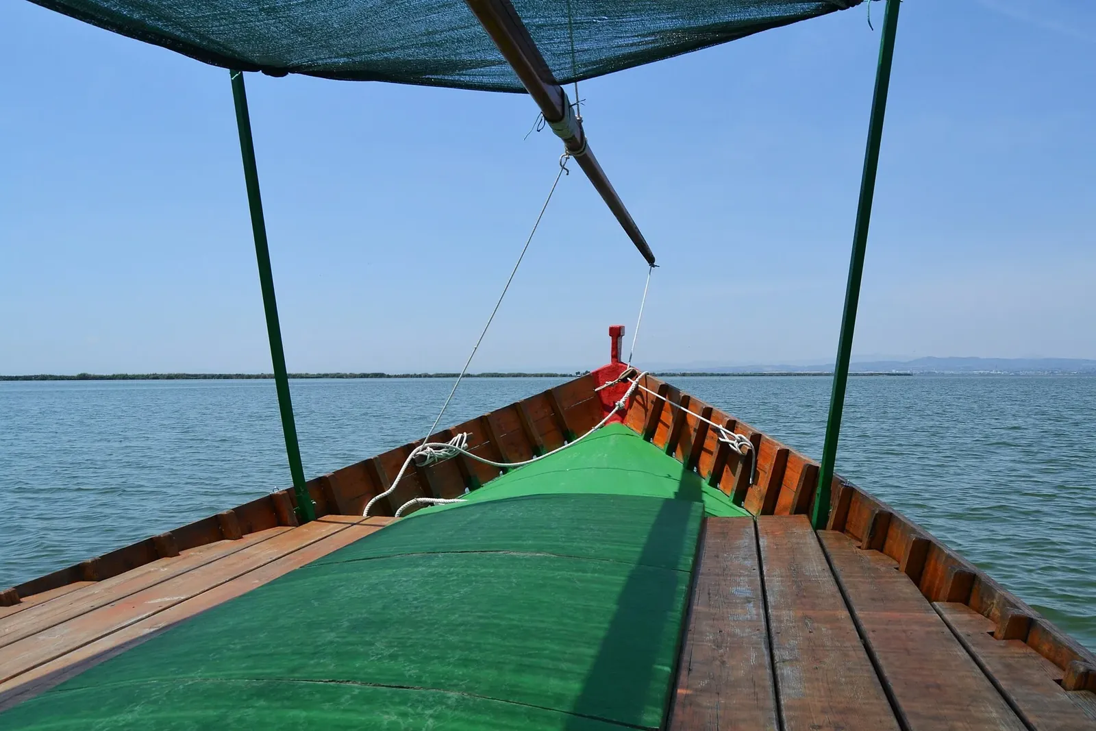 Proa de una barca tradicional en la Albufera