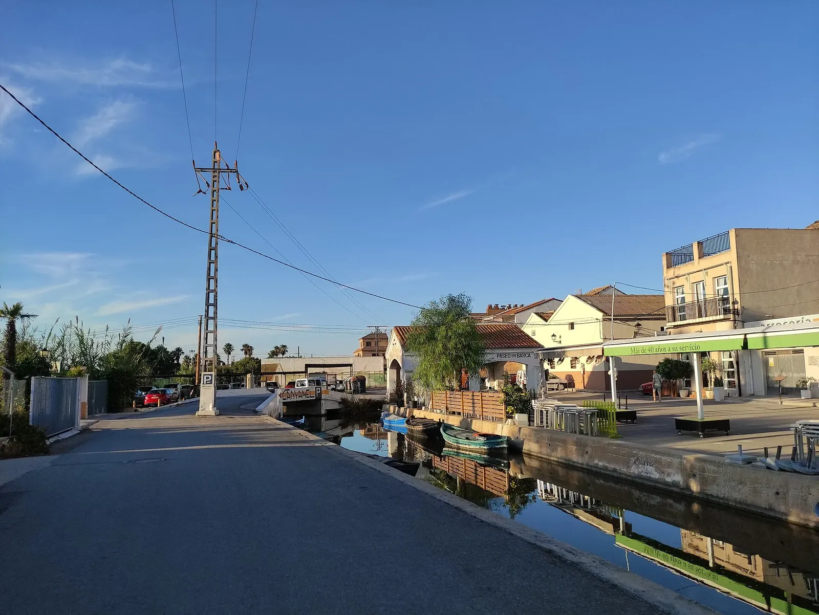 Canal y casas de El Palmar en la Albufera