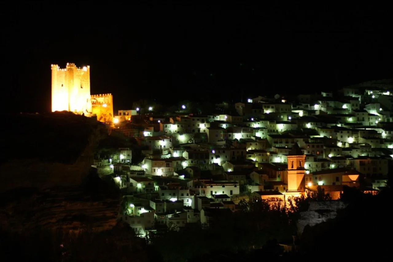 Alcalá del Júcar iluminado de noche