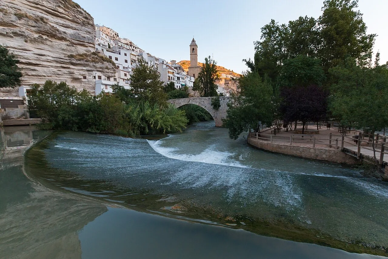 Alcalá del Júcar con el río y el puente