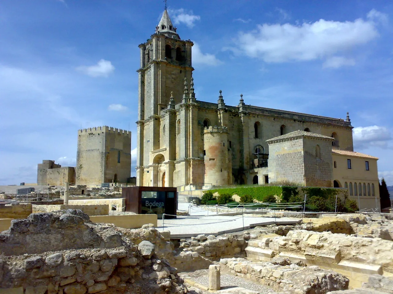 Plaza Alta de la Mota con restos de edificios y murallas