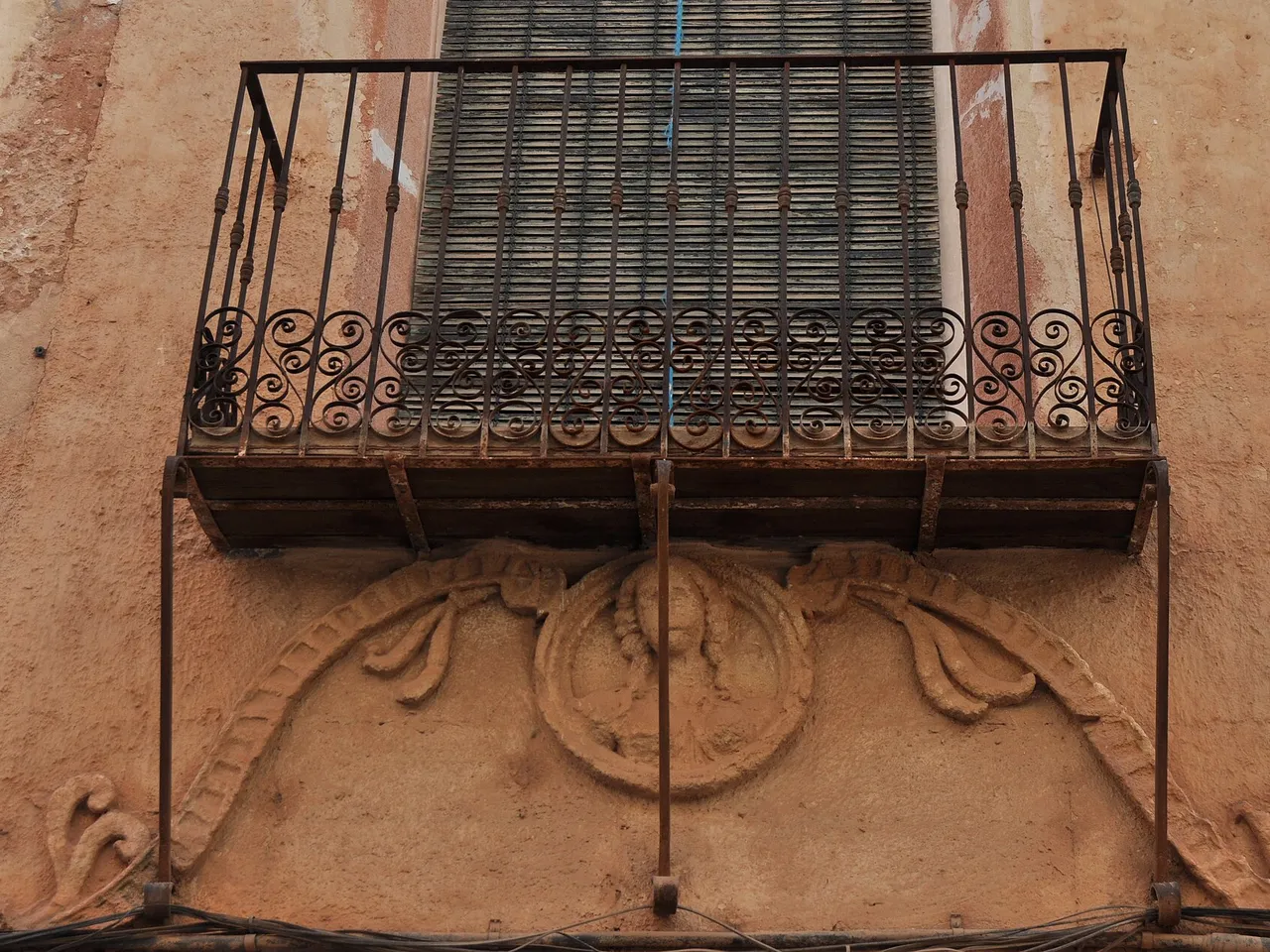 Balcón de hierro forjado en una fachada de Alcaraz