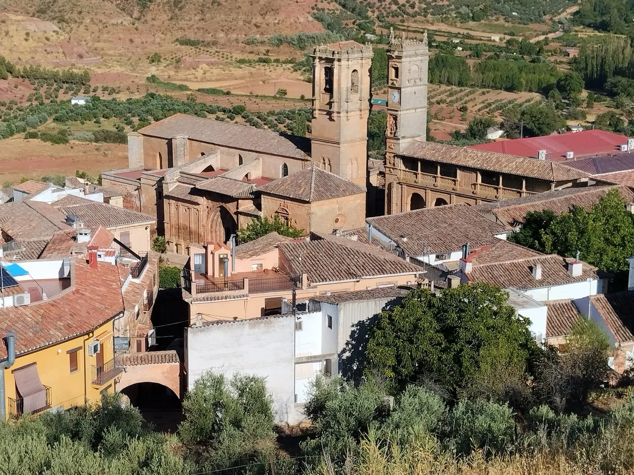 Tejados y torres de Alcaraz vistos desde el cementerio