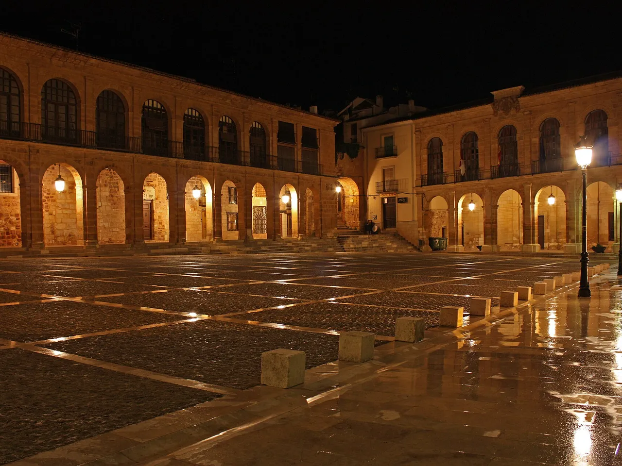 Lonjas de la Plaza Mayor de Alcaraz con arcos iluminados