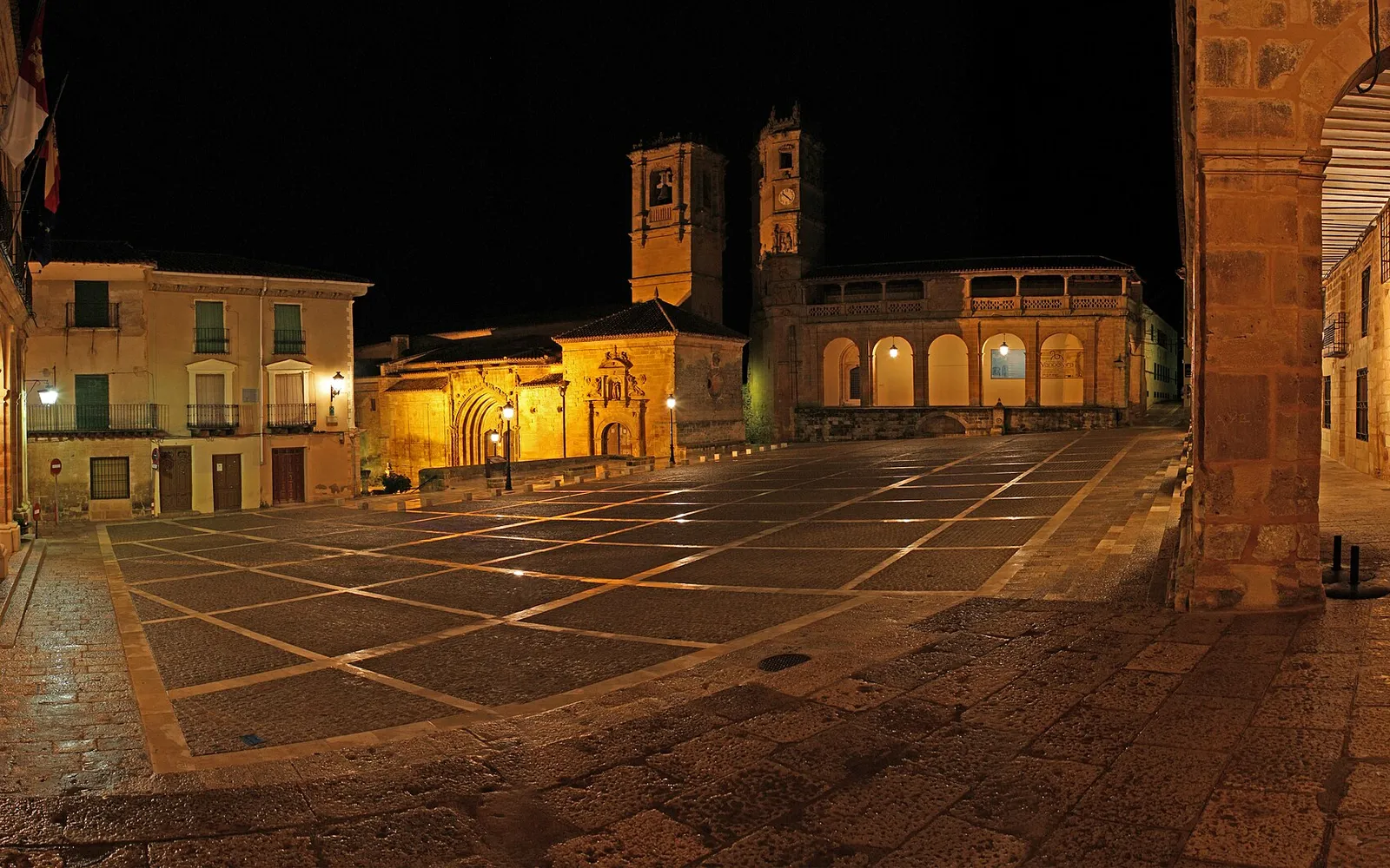 Plaza Mayor de Alcaraz iluminada de noche con soportales