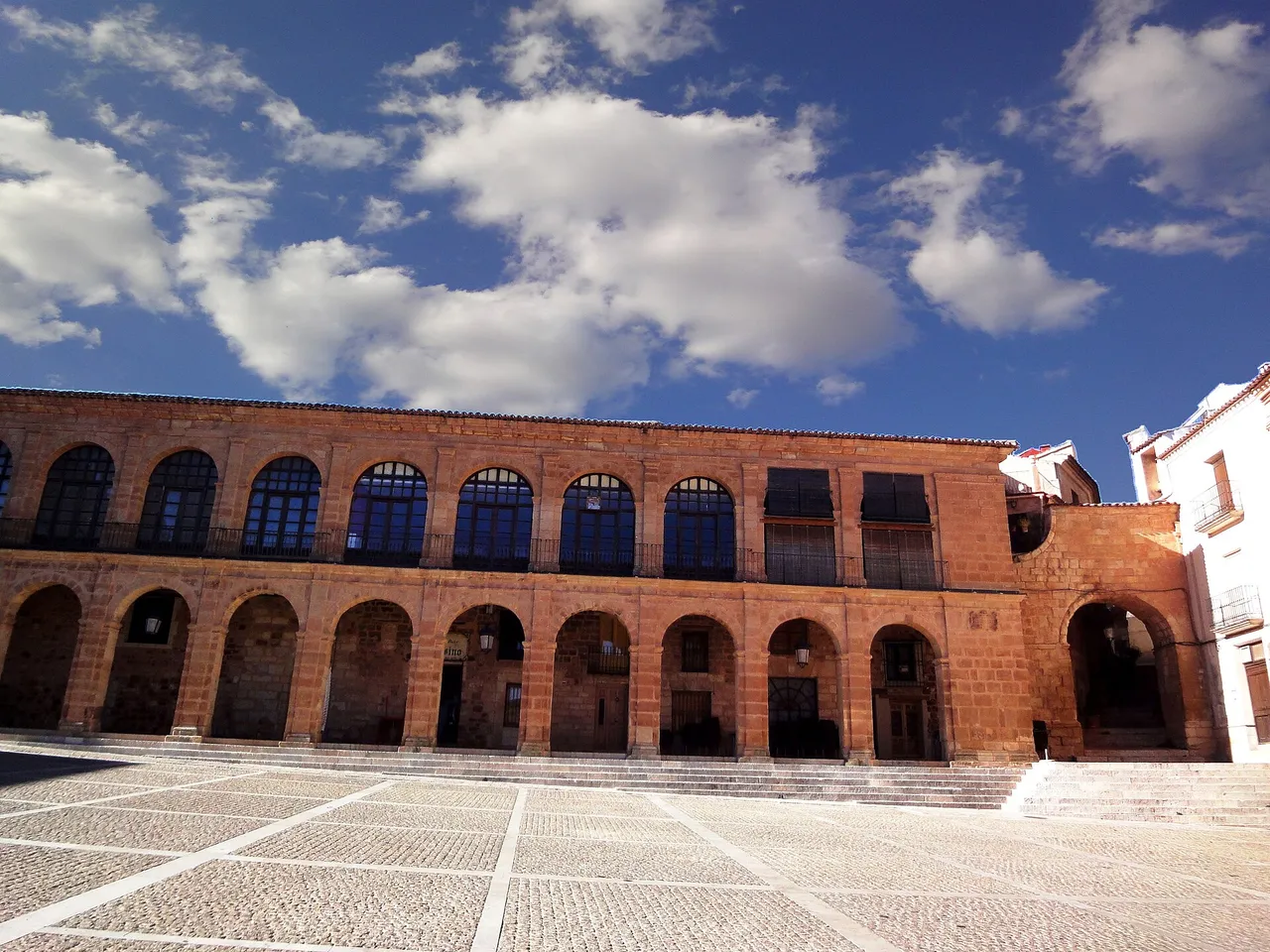 Lonja de Regatería de Alcaraz con arcos de piedra