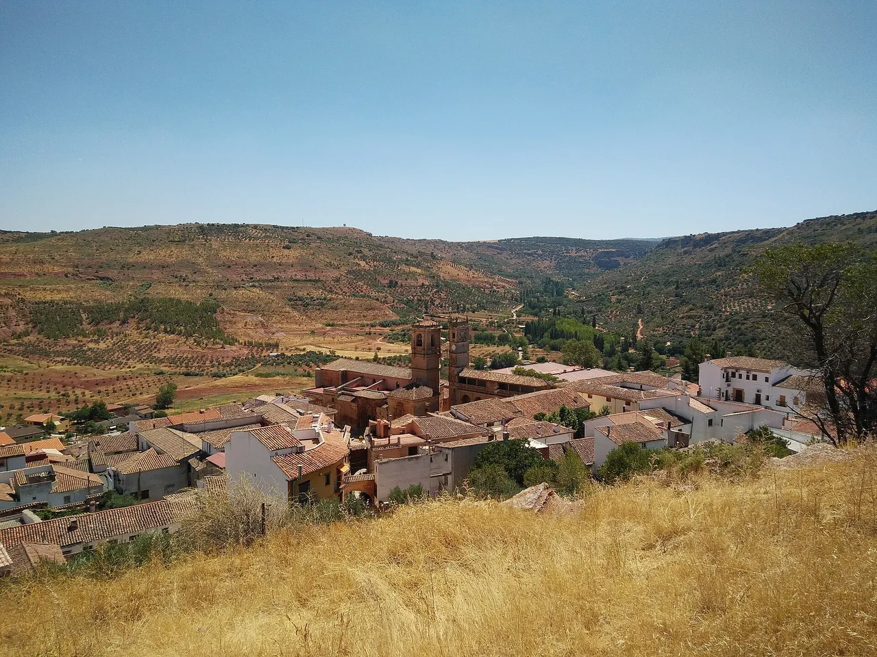 Vista de Alcaraz entre colinas de la sierra