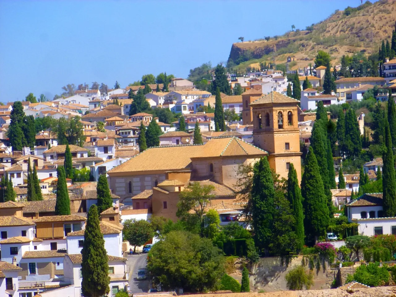 Casas blancas del Albaicín vistas desde la Alhambra