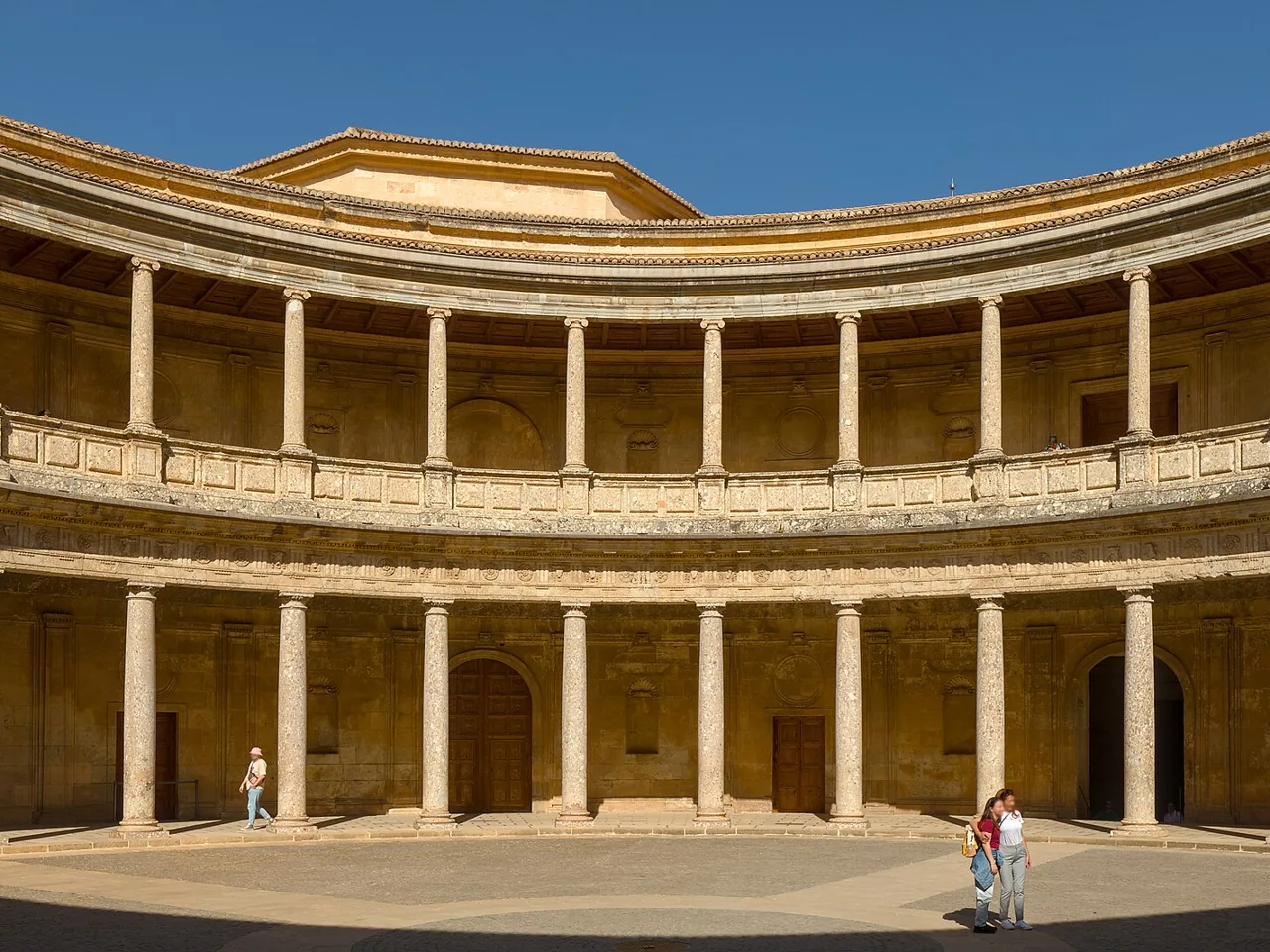 Patio circular del Palacio de Carlos V en la Alhambra