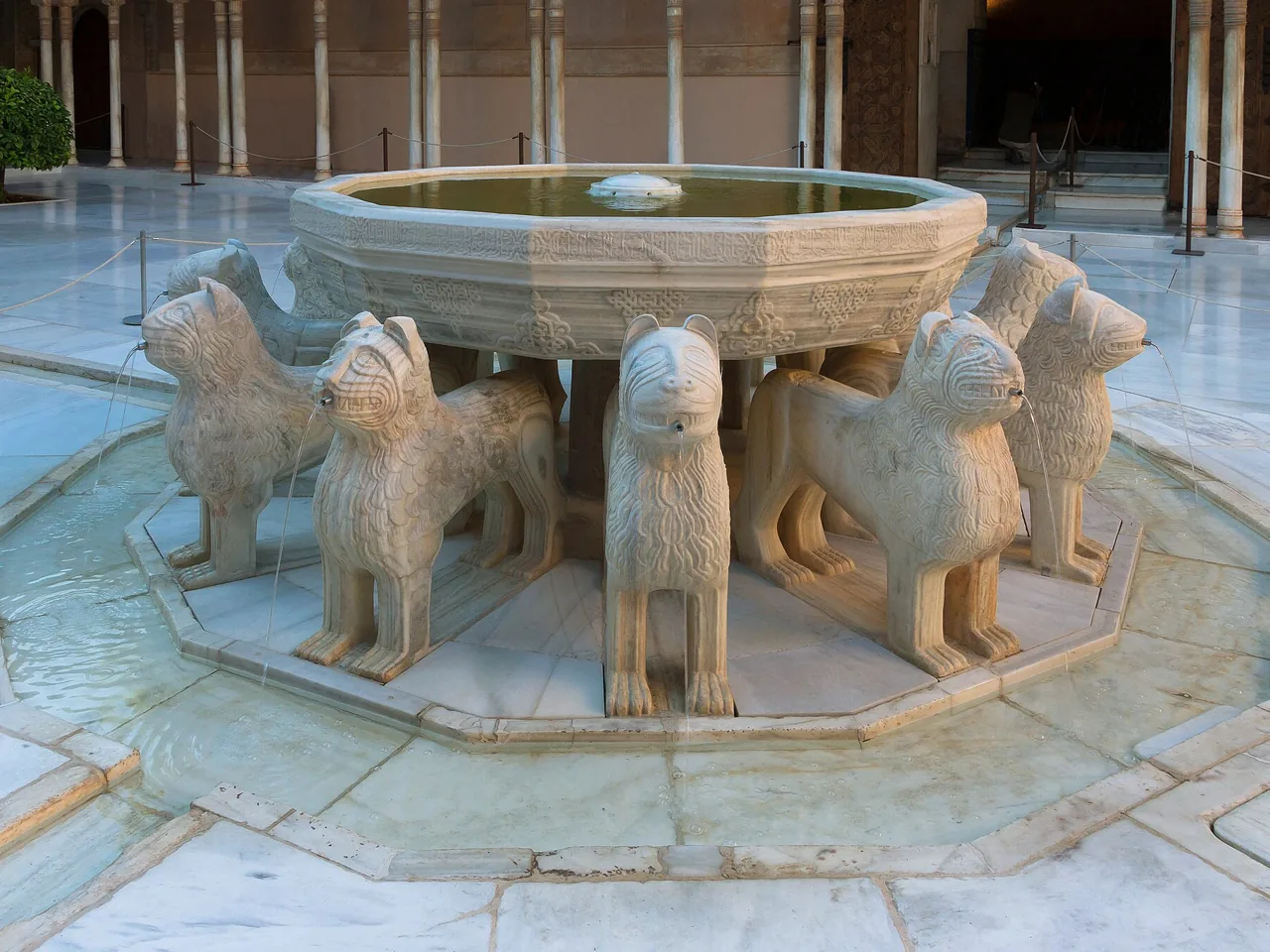 Fuente de los Leones en la Alhambra de Granada