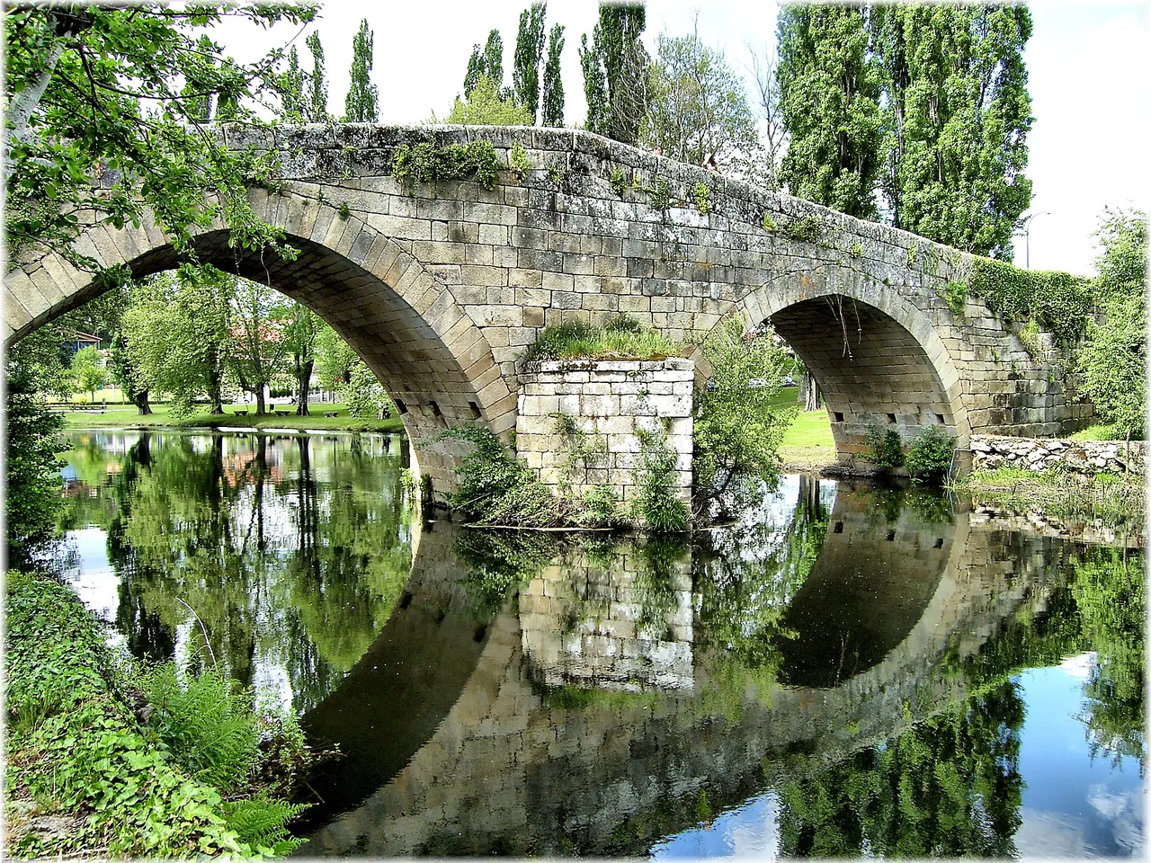 Puente medieval de Allariz sobre el río Arnoia