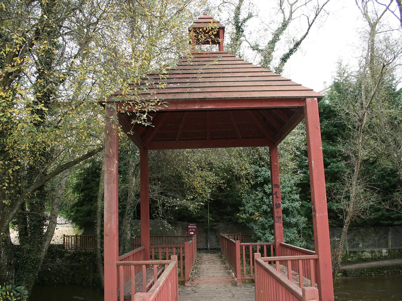 Mirador de madera con tejado junto al río Arnoia en Allariz