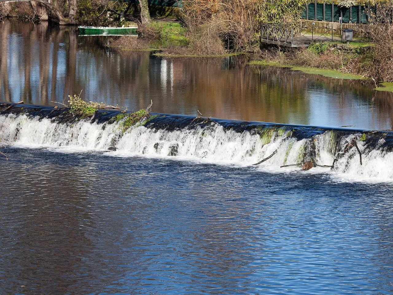 Pequeño salto de agua en el río Arnoia en Allariz