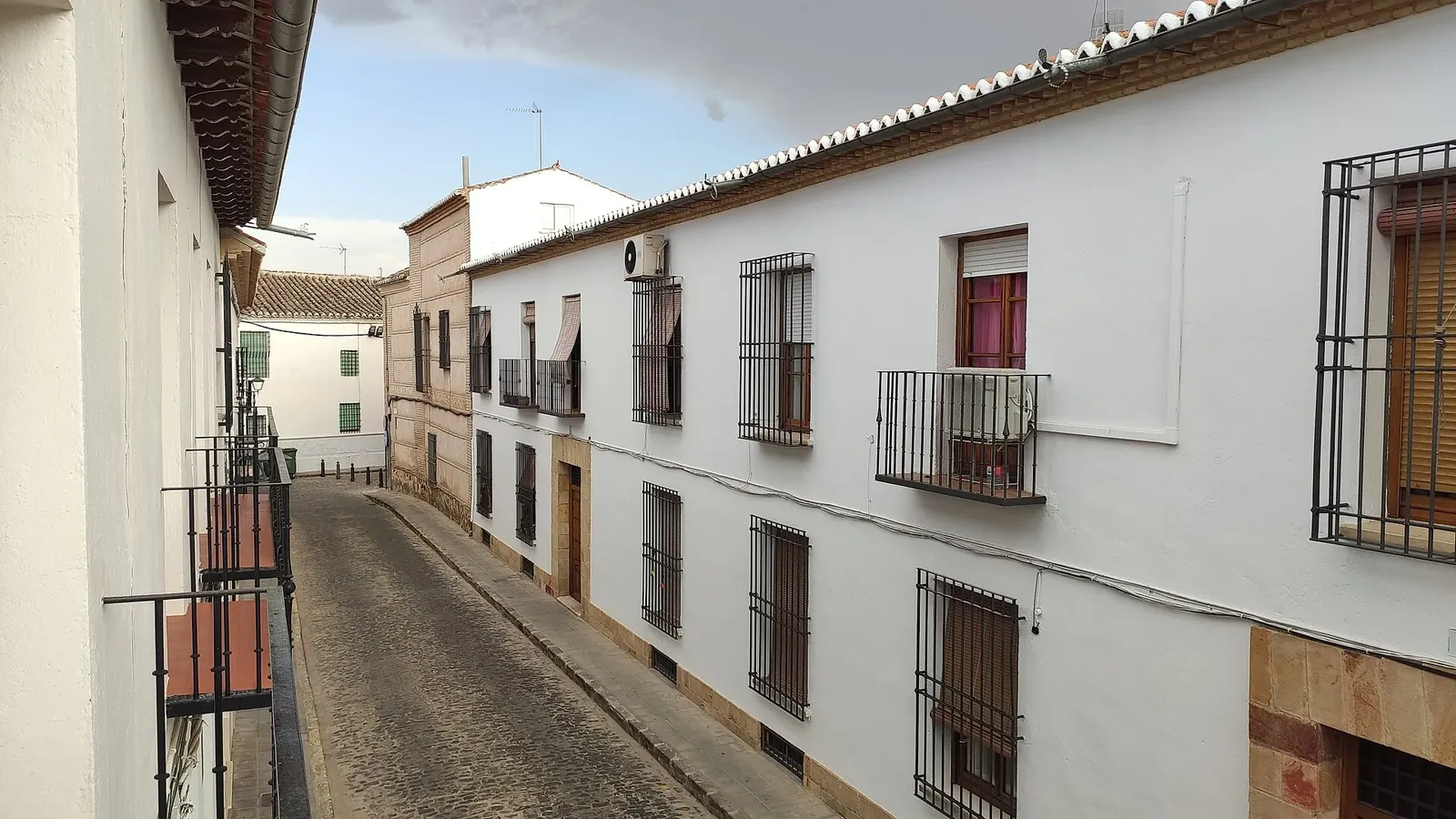 Calle encalada del casco histórico de Almagro