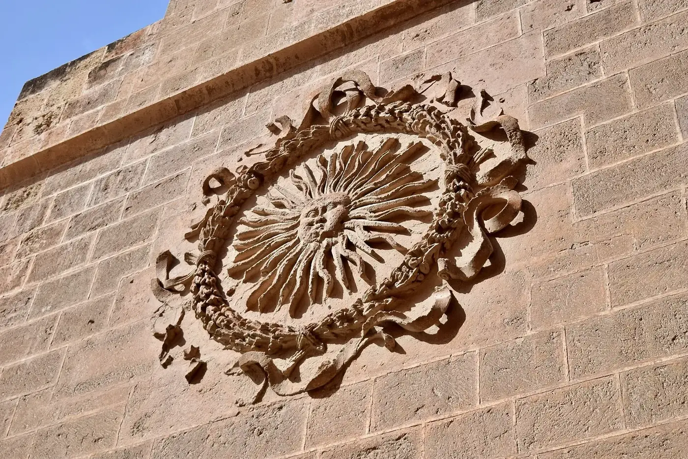 Sol de Portocarrero en la fachada de la catedral de Almería