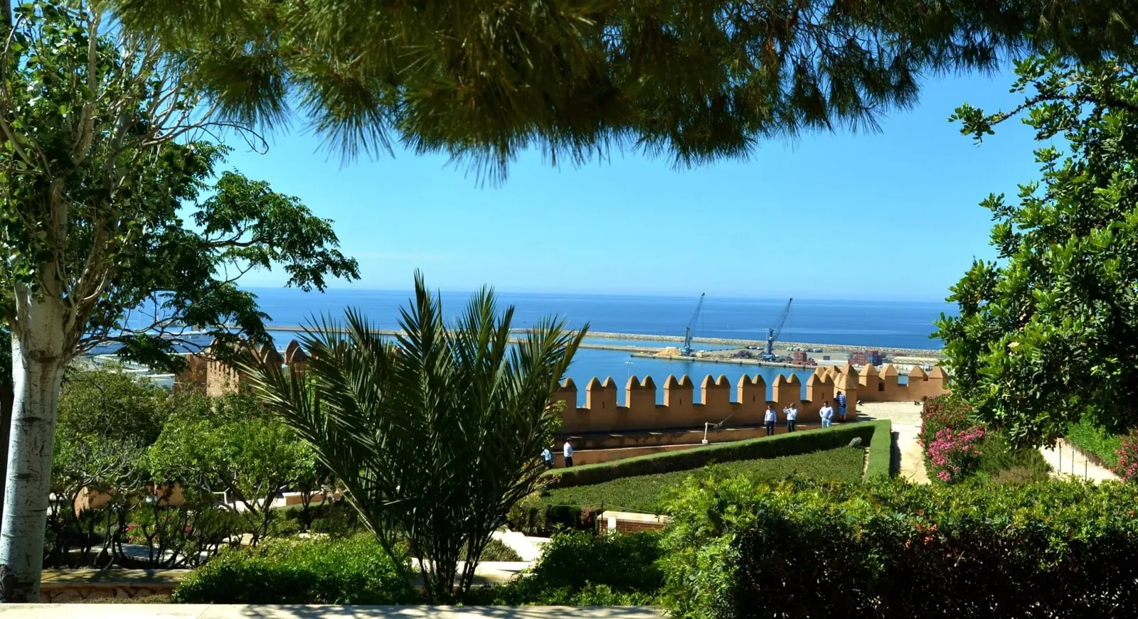 Jardines de la Alcazaba de Almería con el mar al fondo