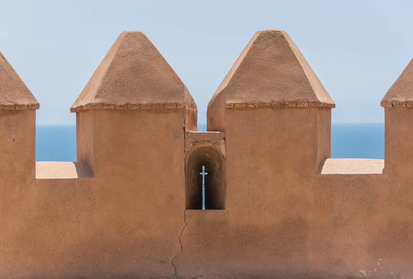 Almenas de la Alcazaba de Almería con el mar al fondo