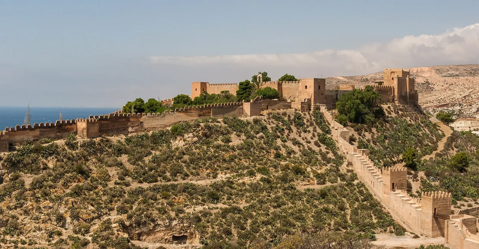 Qué ver en Almería: la Alcazaba, la catedral-fortaleza, los refugios de la Guerra Civil y el Cable Inglés