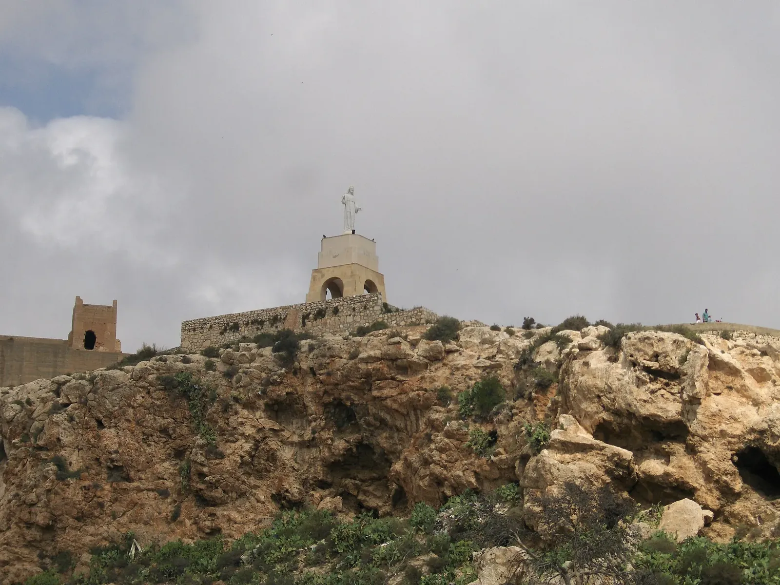 Cerro de San Cristóbal de Almería con su estatua del Sagrado Corazón