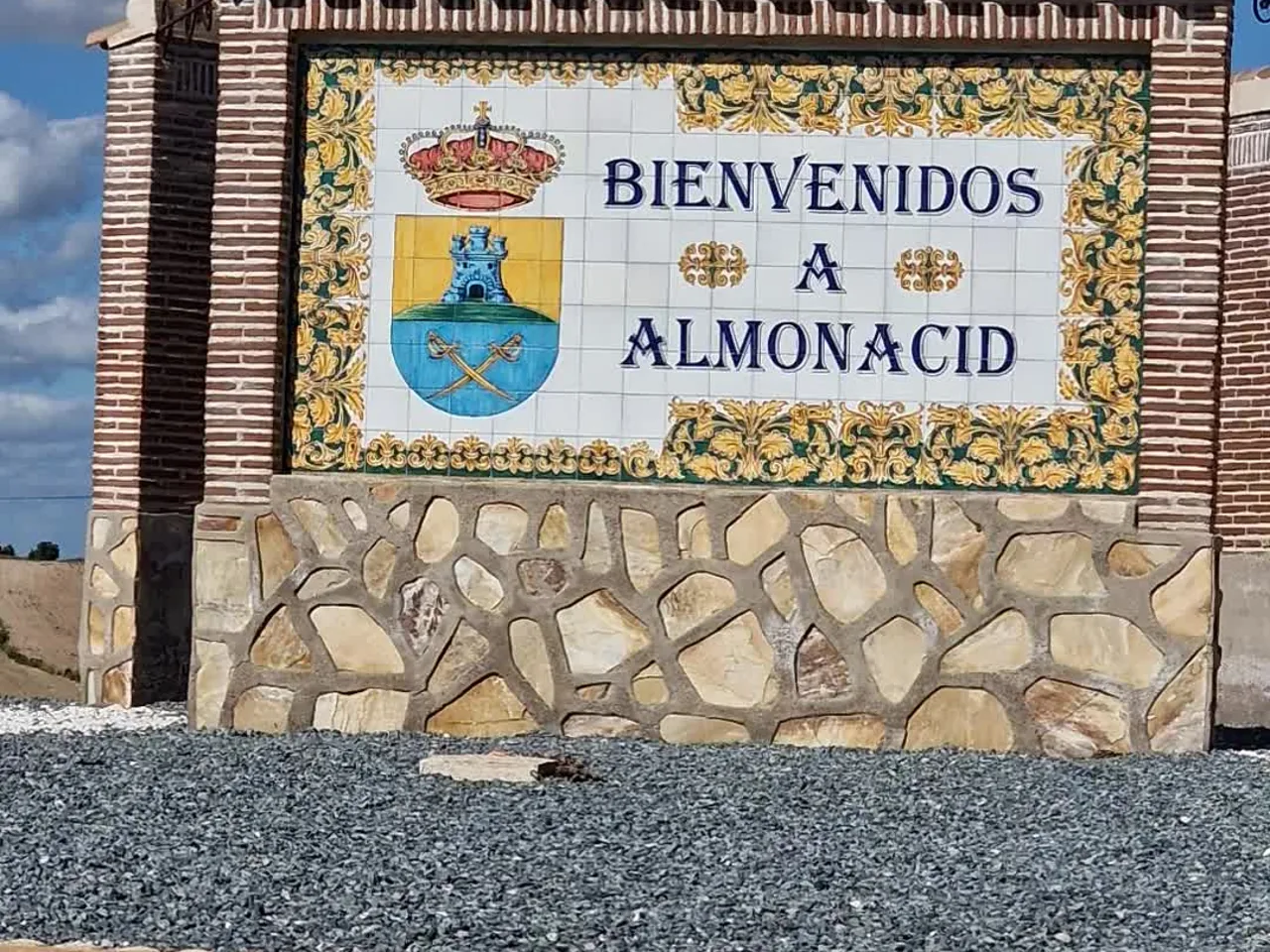Cartel de bienvenida a Almonacid con el escudo del pueblo