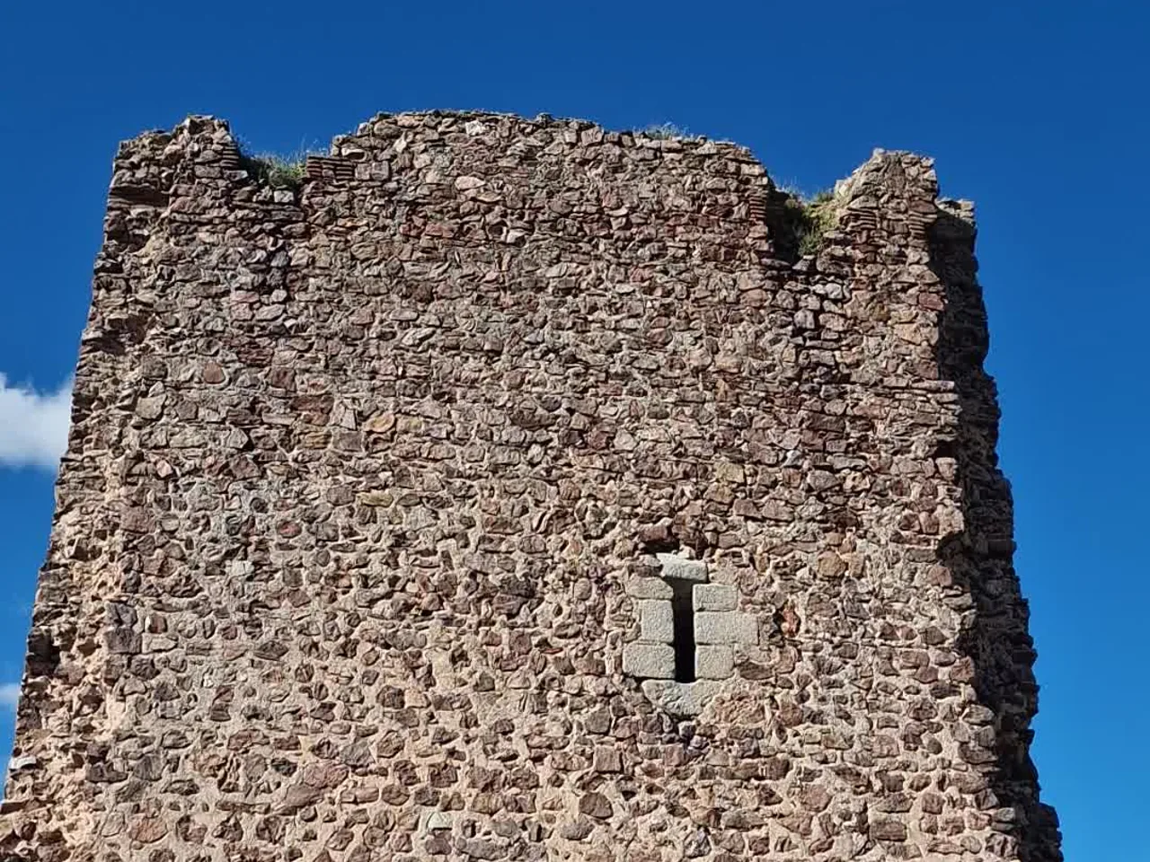 Torre del homenaje del Castillo de Almonacid con una pequeña ventana
