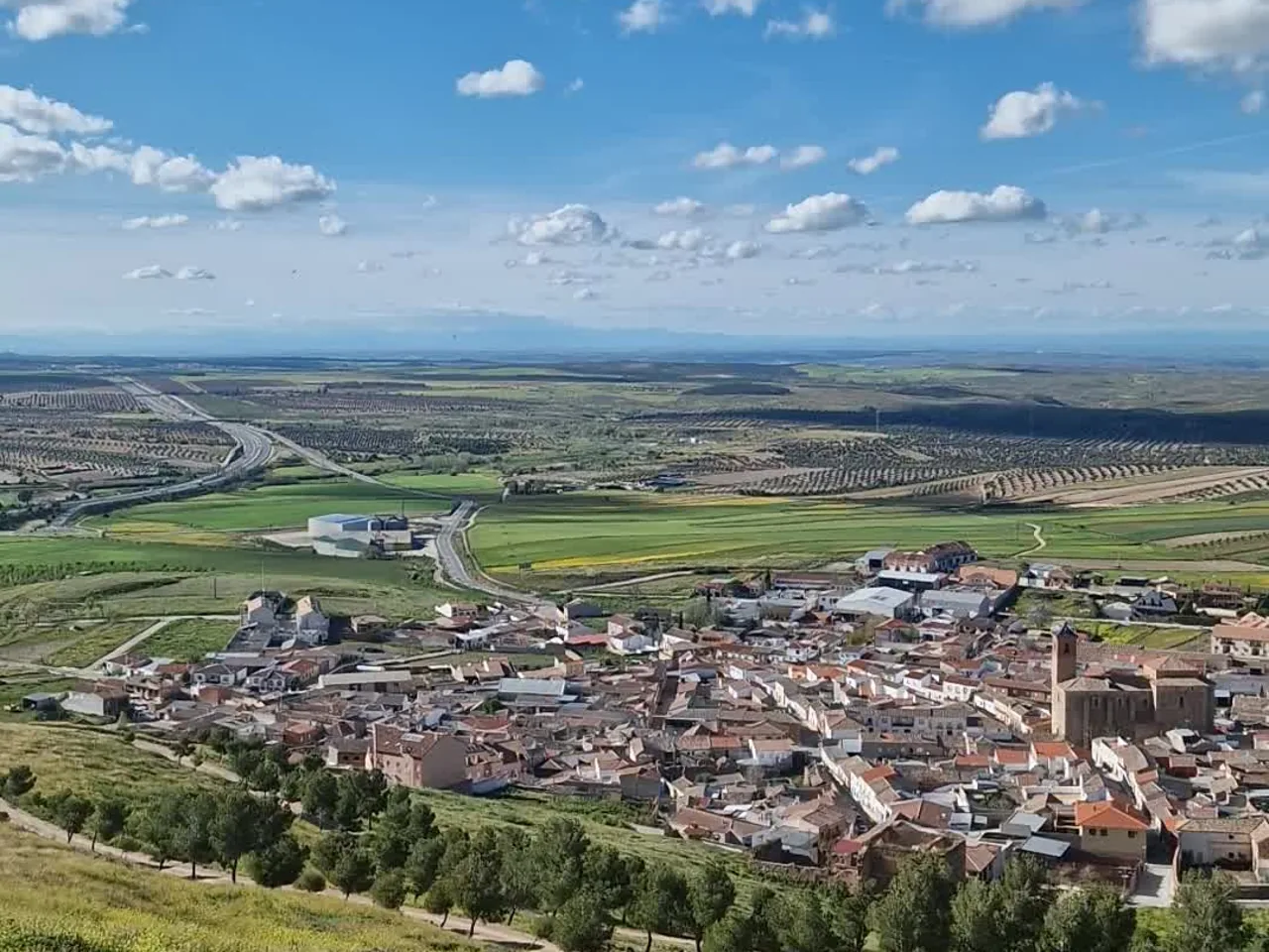 Vista aérea de Almonacid de Toledo desde el castillo con campos y carreteras