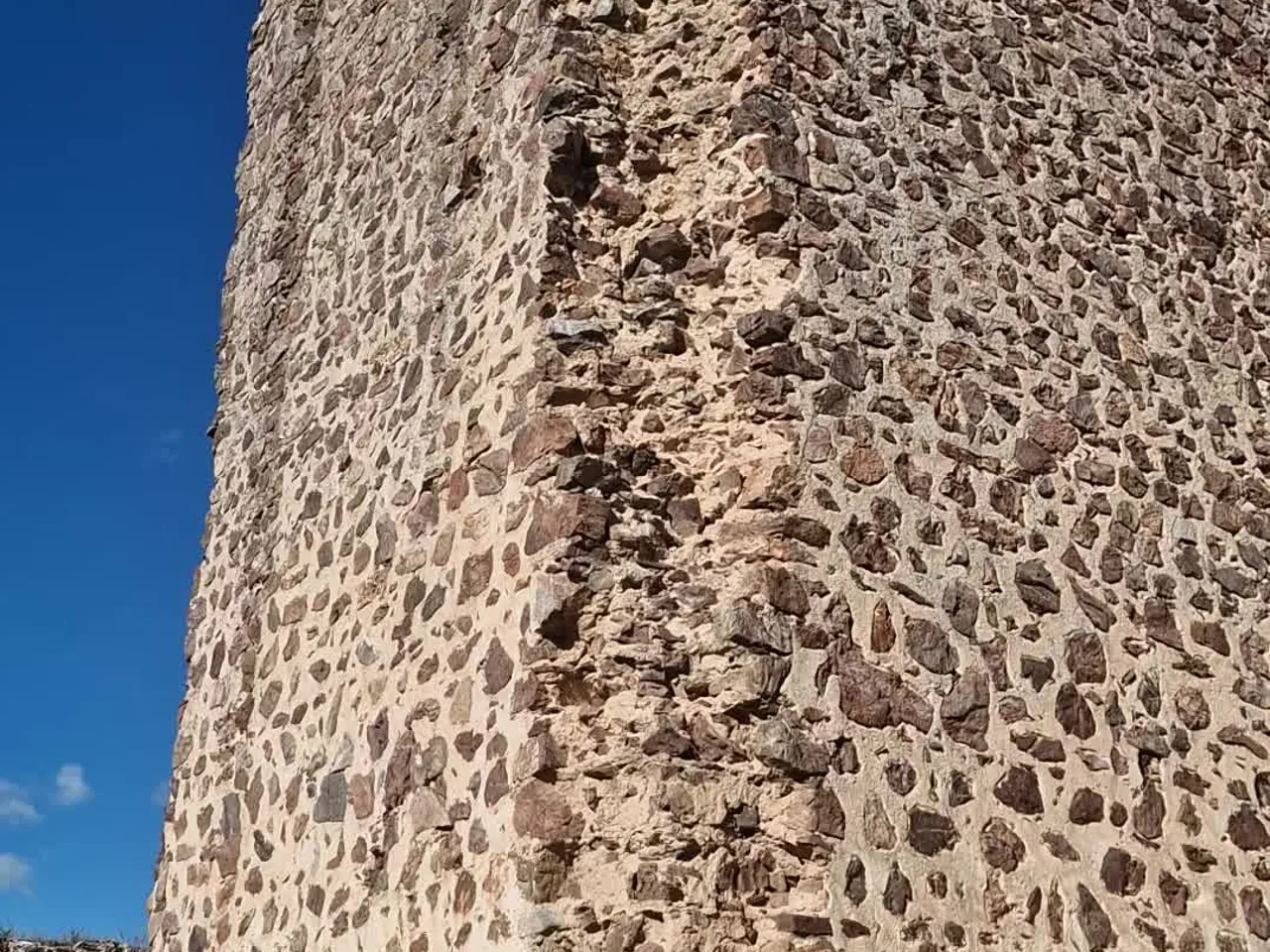 Torre del Castillo de Almonacid con el cielo azul