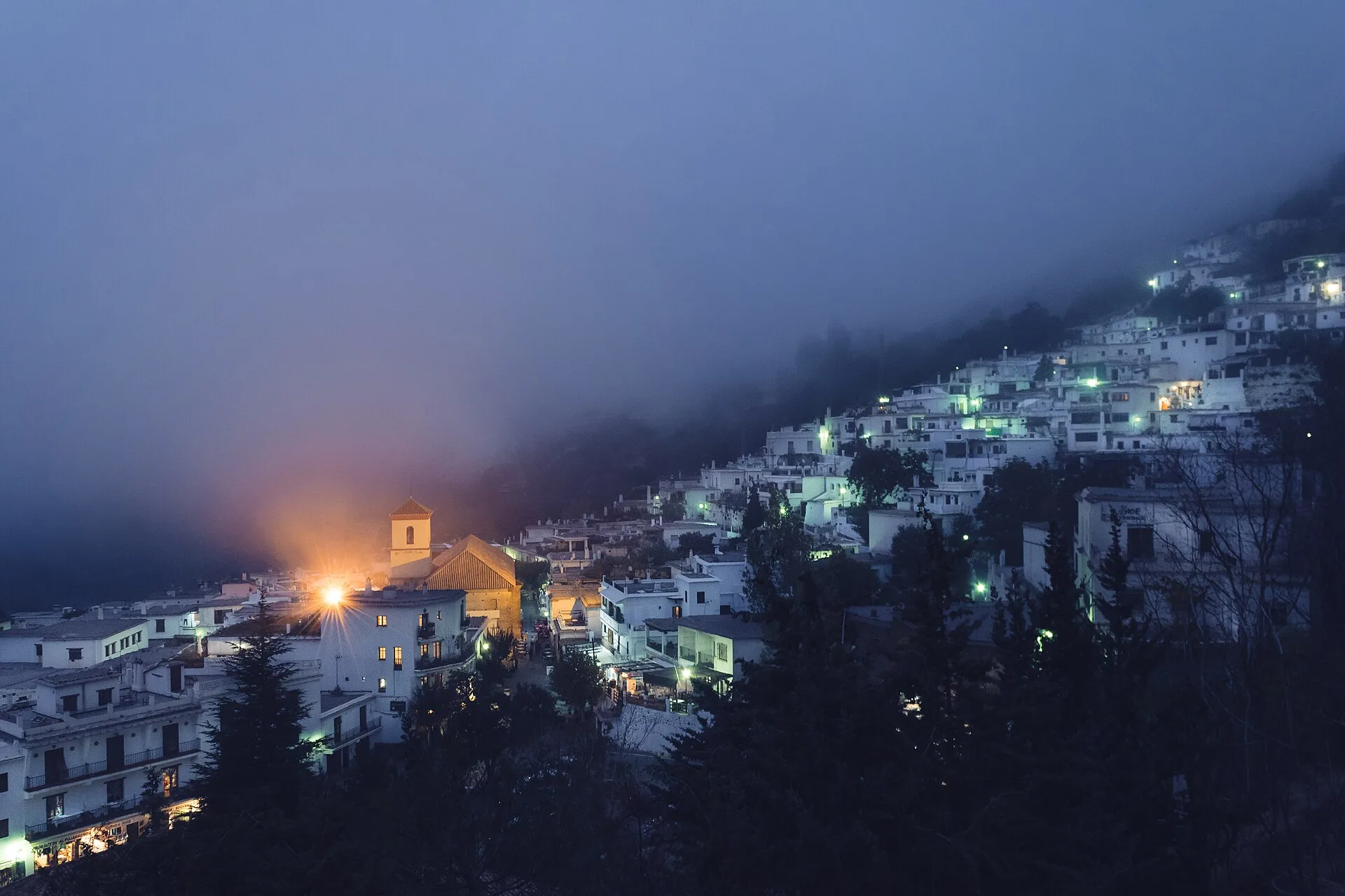 Pampaneira iluminada al anochecer