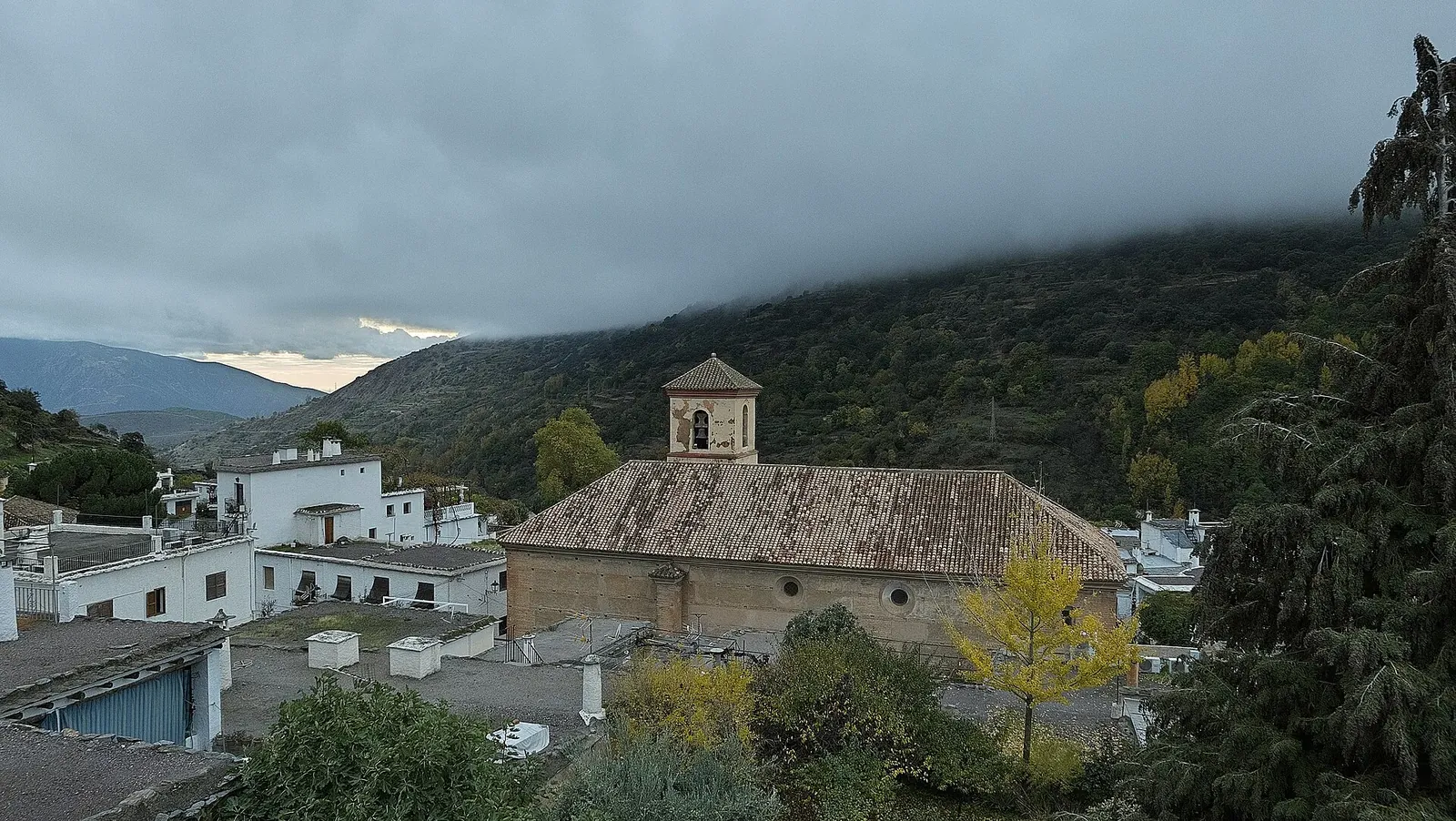 Pampaneira con la iglesia de Santa Cruz en la Alpujarra