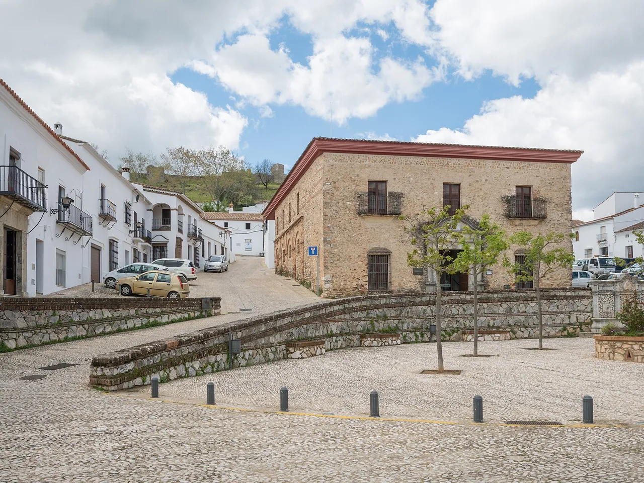 Cabildo Viejo de Aracena con soportales de piedra