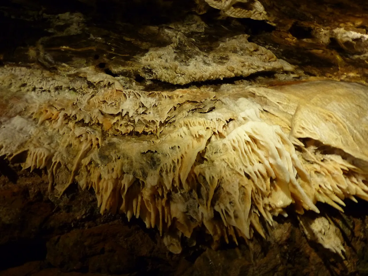 Estalactitas iluminadas en la Gruta de las Maravillas de Aracena