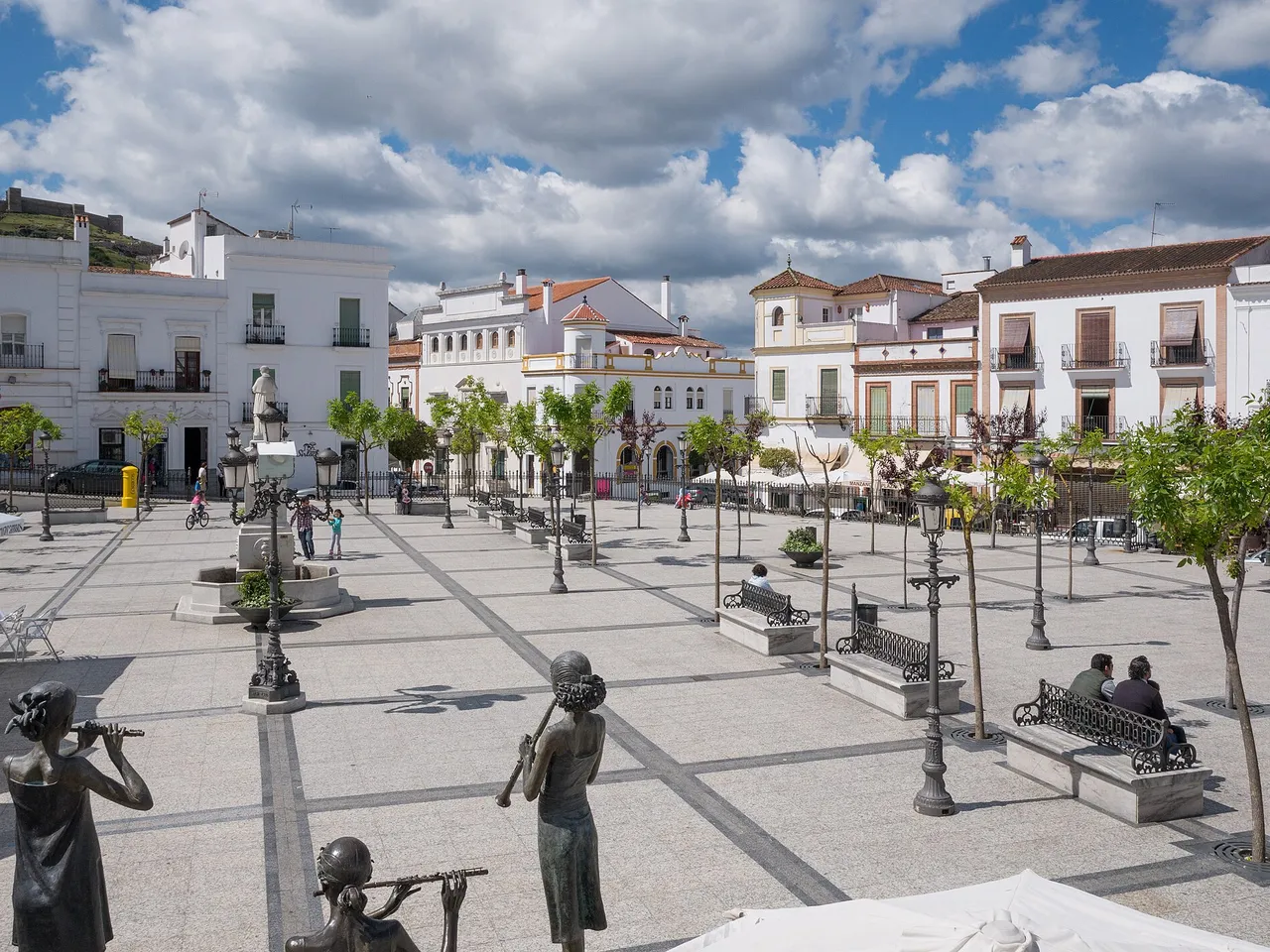 Plaza del Marqués de Aracena con edificios y gente