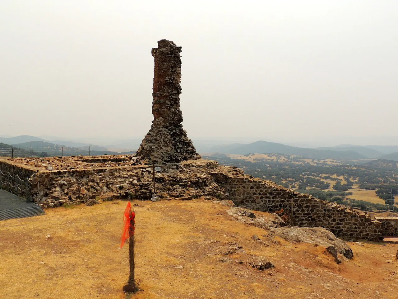 Ruinas del castillo de Aracena con muros de piedra