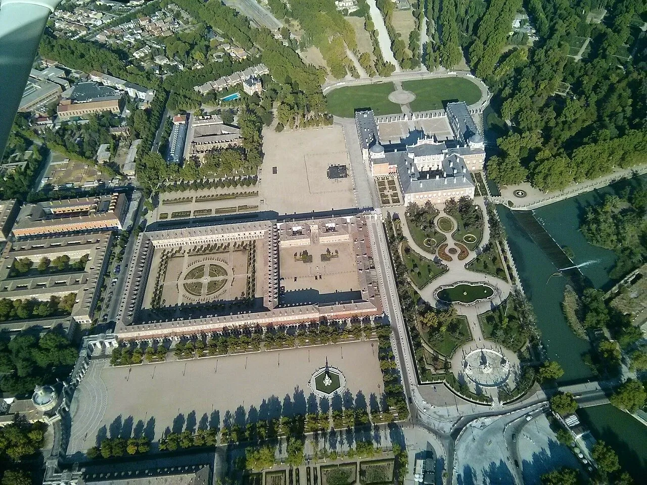 Qué ver en Aranjuez: el Palacio Real, sus jardines y el Tren de la Fresa