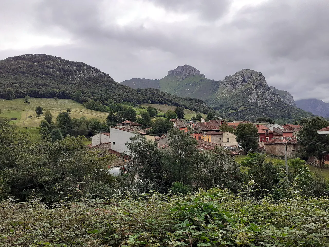 Arenas de Cabrales entre montañas