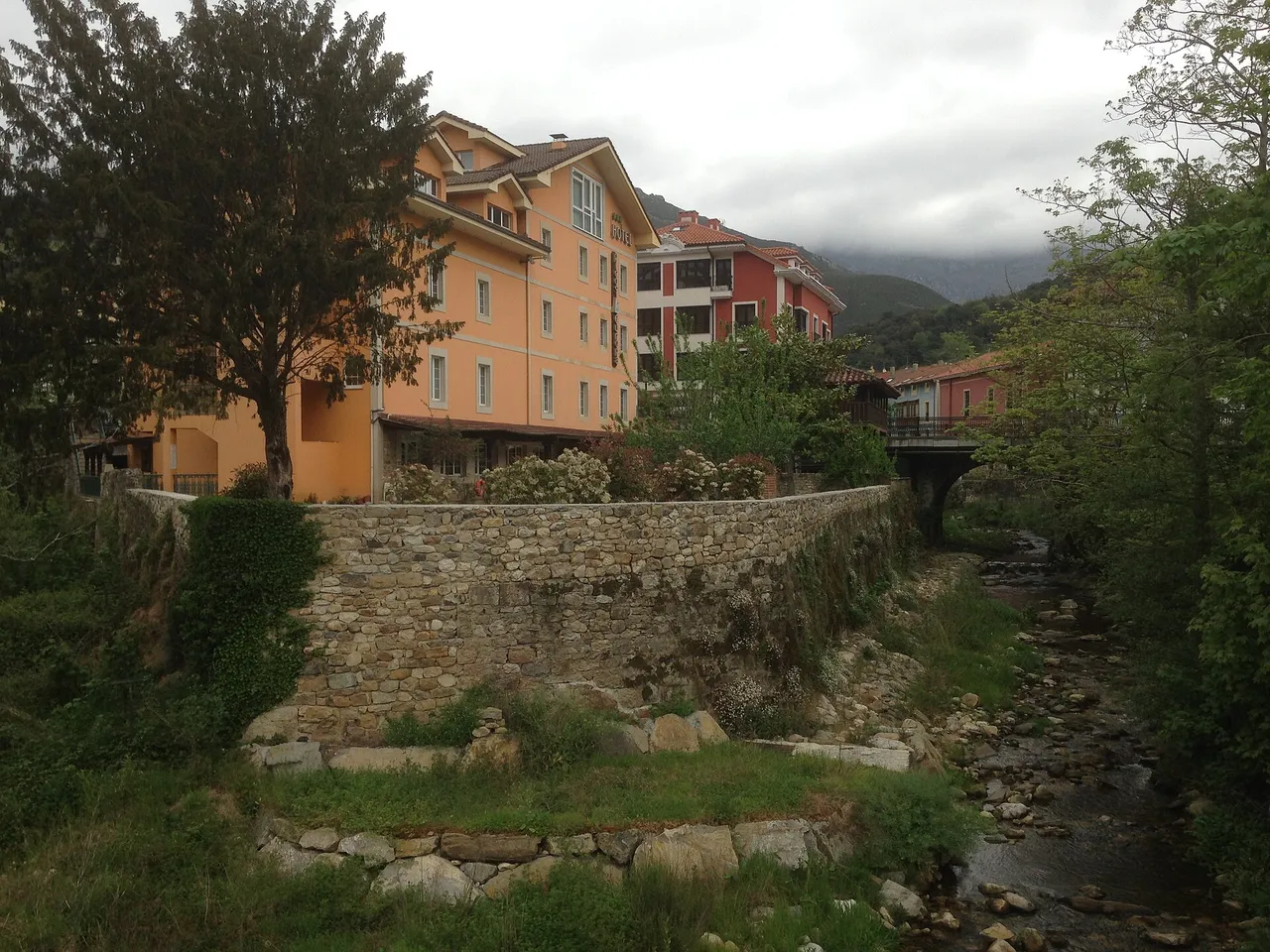 Arenas de Cabrales junto al río