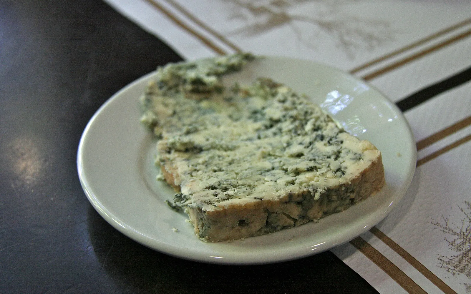 Arenas de Cabrales y el queso de Cabrales: cómo se hace, dónde probarlo y la feria