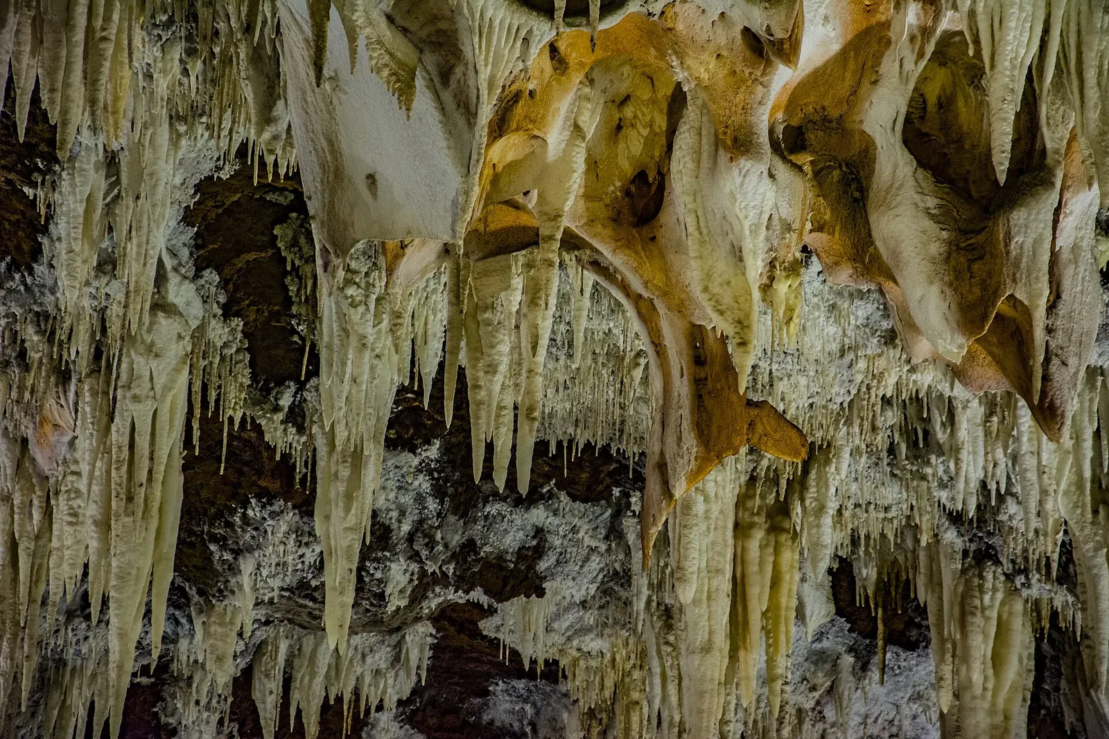 Formaciones de colores en el techo de las Cuevas del Águila