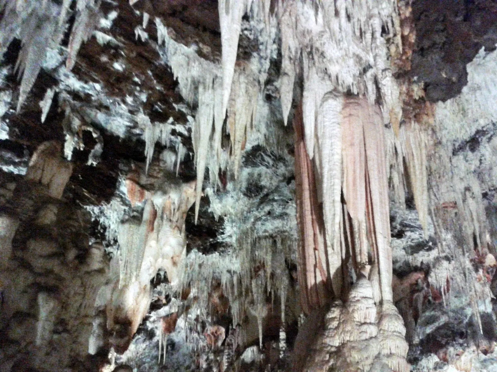 Estalactitas y columnas en las Cuevas del Águila