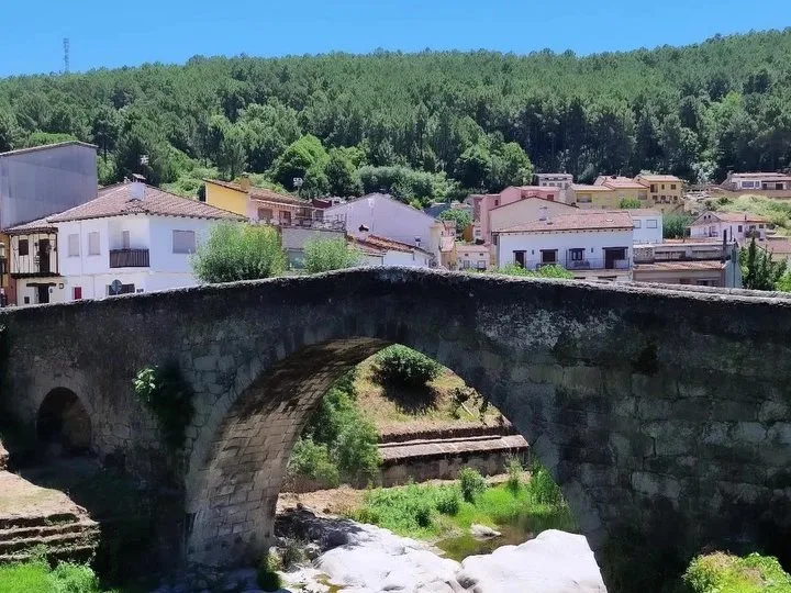 Puente medieval sobre el río Arenal en Arenas de San Pedro