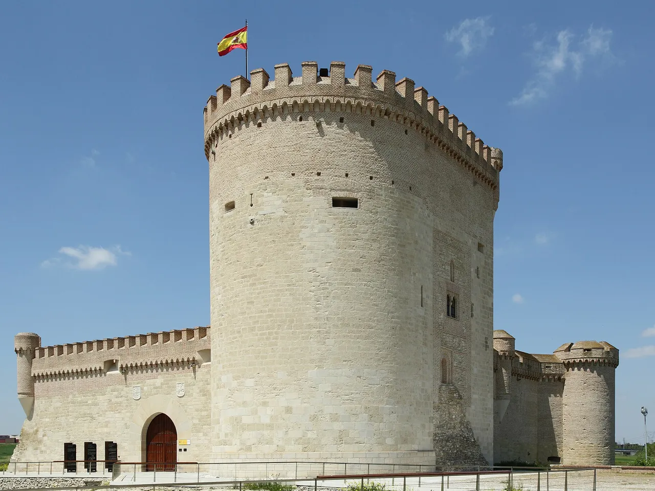 Fachada sur del castillo de Arévalo con muros de piedra