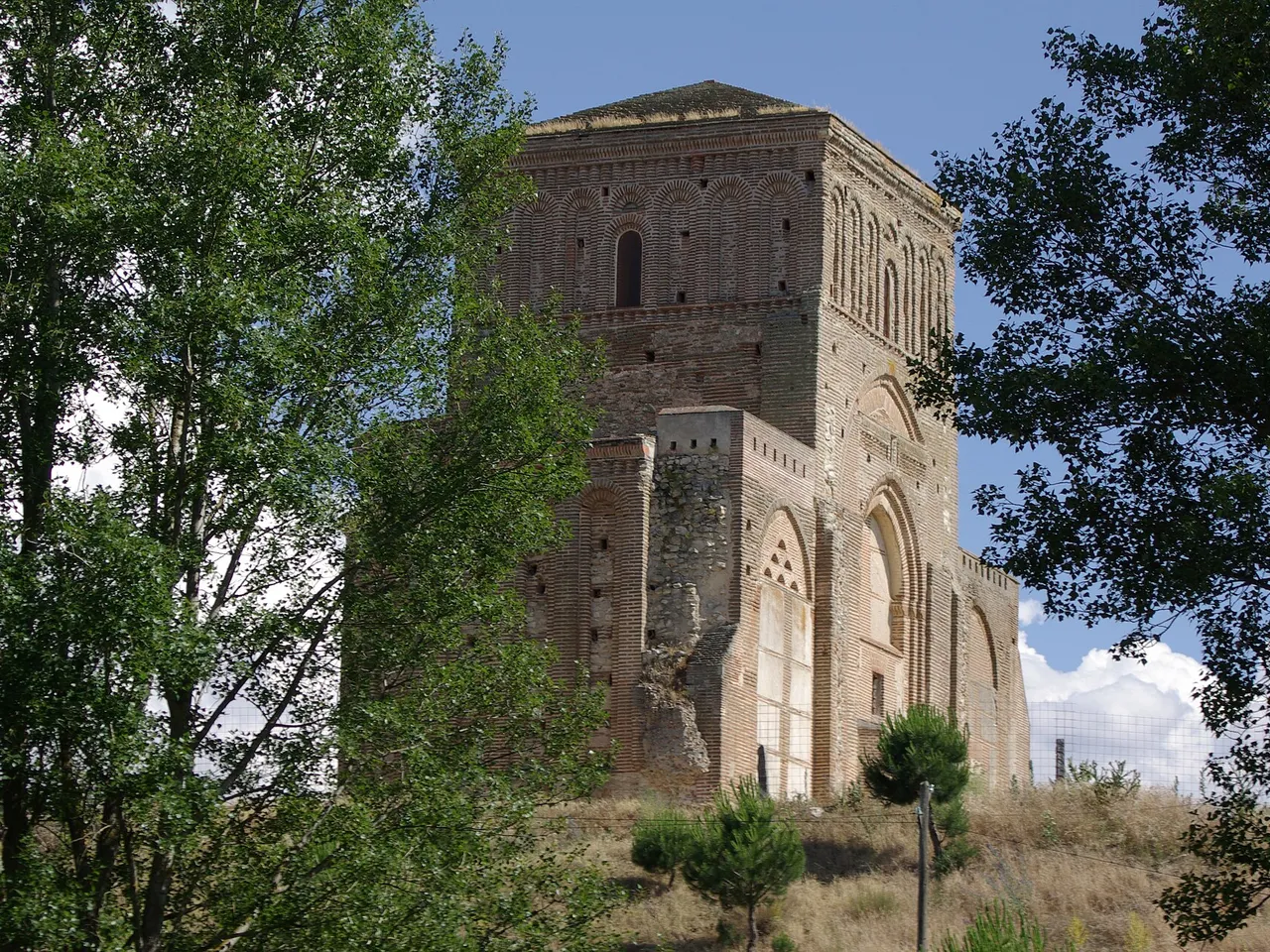 Ermita de La Lugareja cerca de Arévalo con ábside de ladrillo