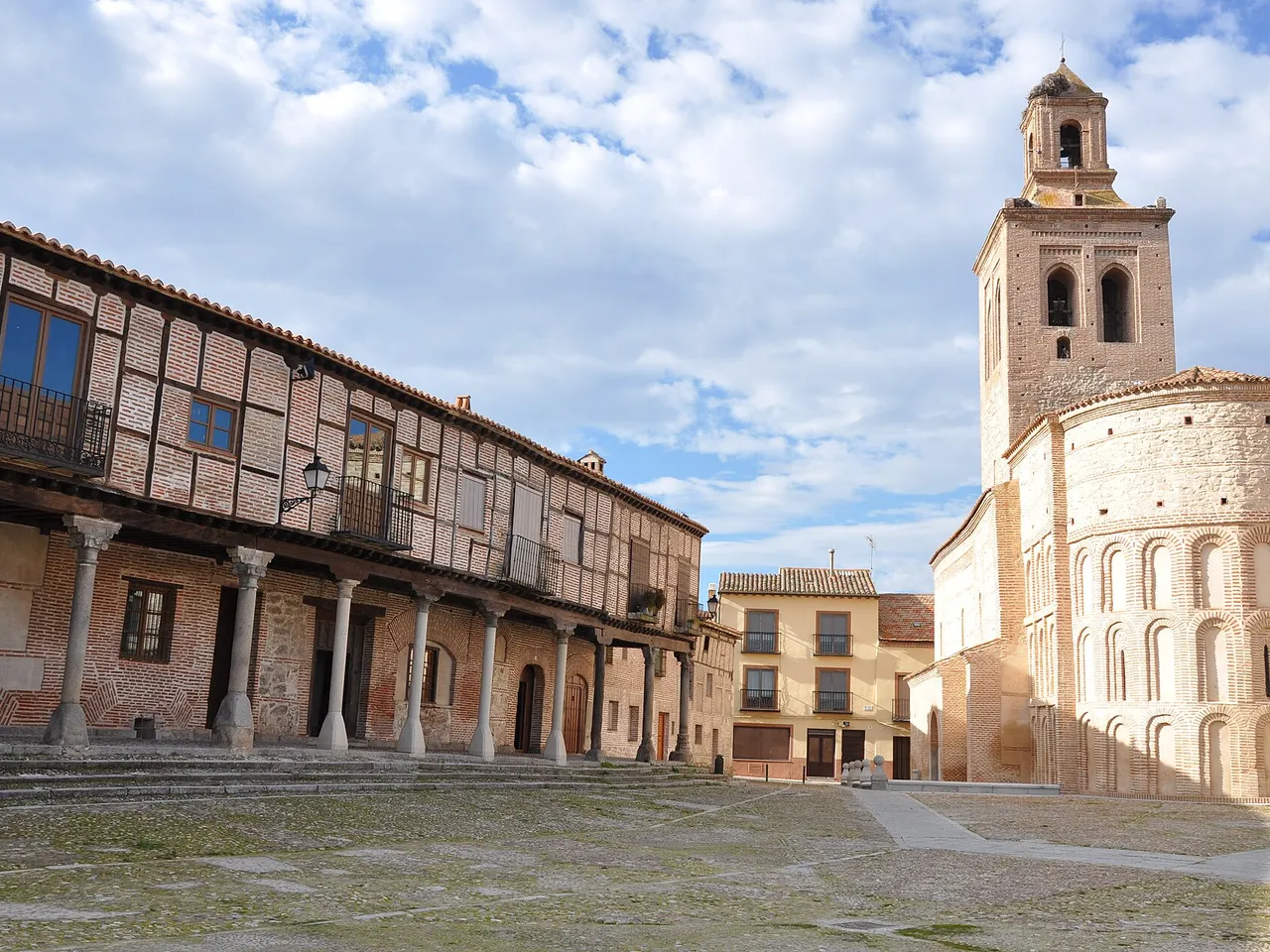 Iglesia de Santa María la Mayor cerrando la Plaza de la Villa de Arévalo